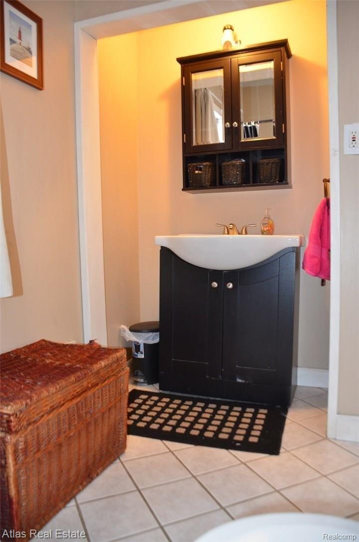 3060 Donley Avenue Rochester, MI 48309 - Photo 23 of 25 bath33.JPG