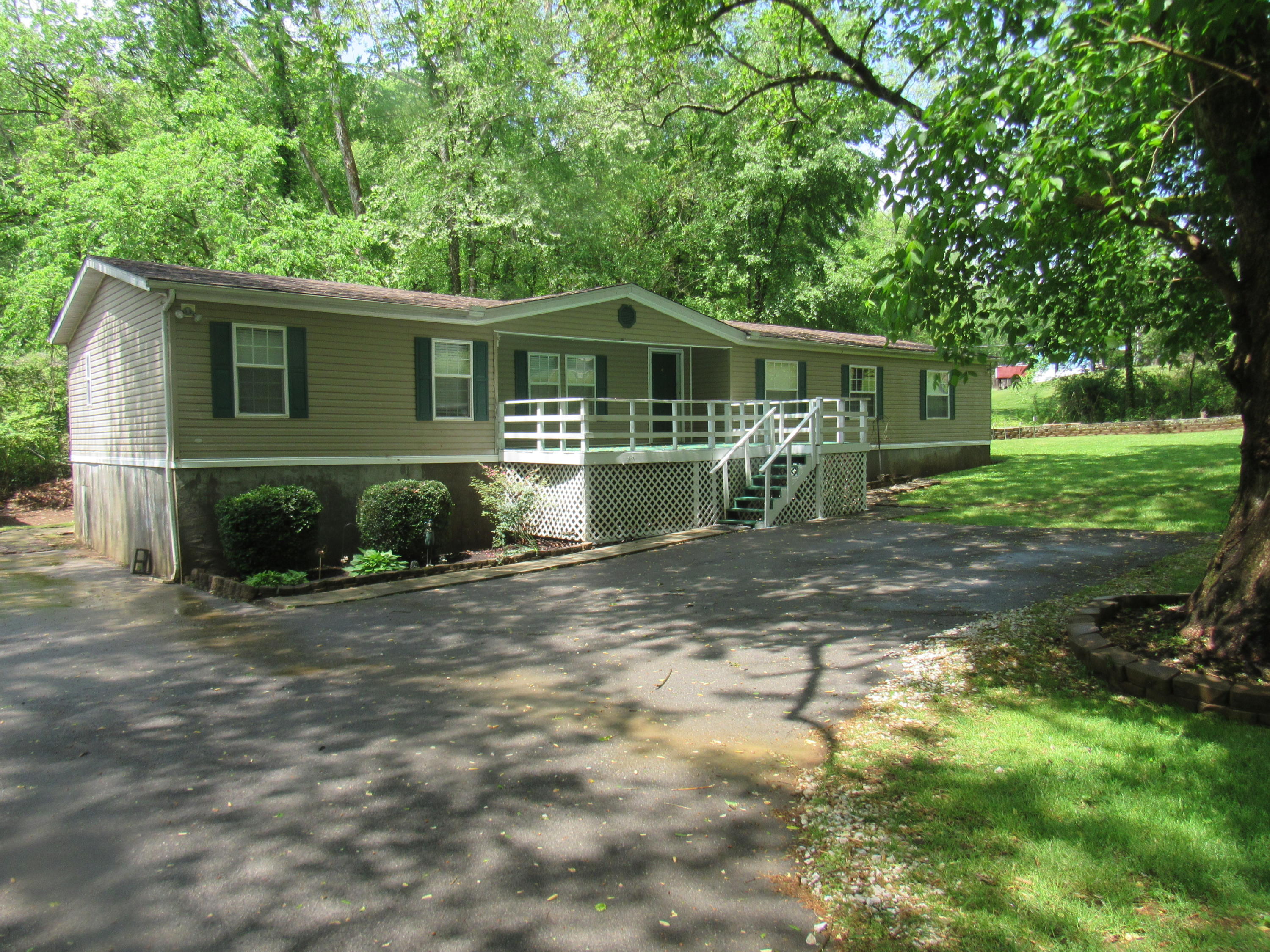 820 Bluff Road Harriman, TN 37748 - Photo 1 of 32 Welcome Home!