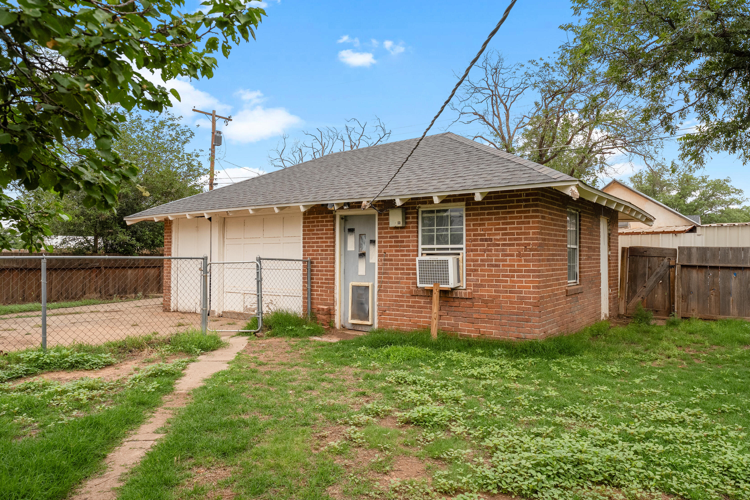 500 West Garza Street Slaton, TX 79364 - Photo 22 of 24 a backyard of a house with lots of green space