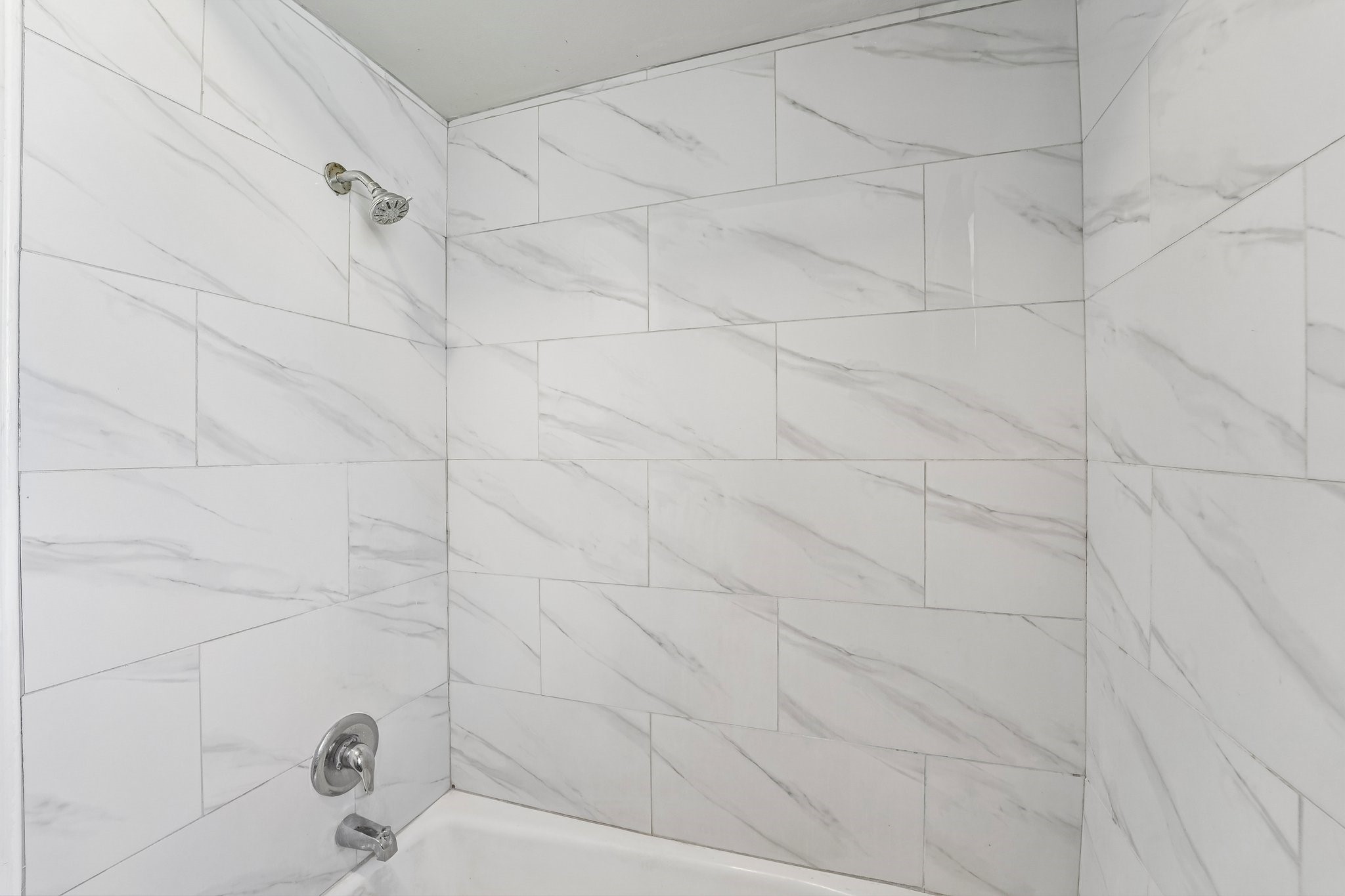 6123 Rena Street Houston, TX 77092 - Photo 31 of 48 Secondary bath has an updated tub/shower combo