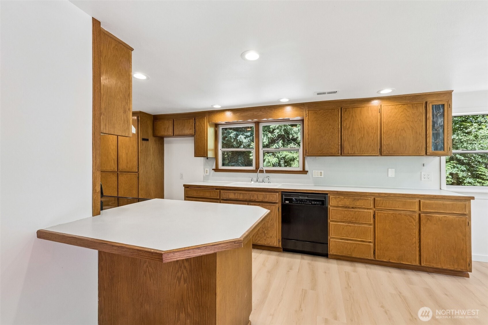 7629 236th Street Southwest Edmonds, WA 98026 - Photo 11 of 39