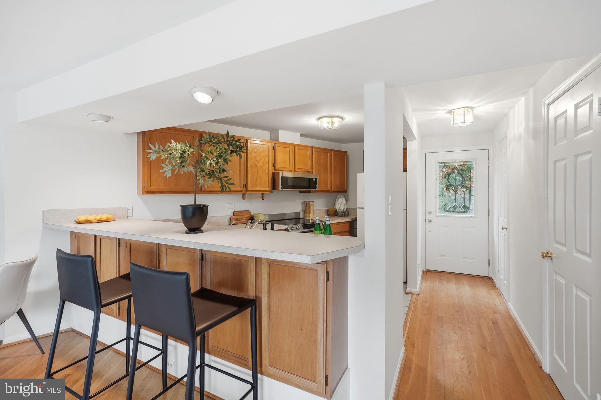 1686 Oaktree Court Reston, VA 20194 - Photo 7 of 26 Gallery Image 7
