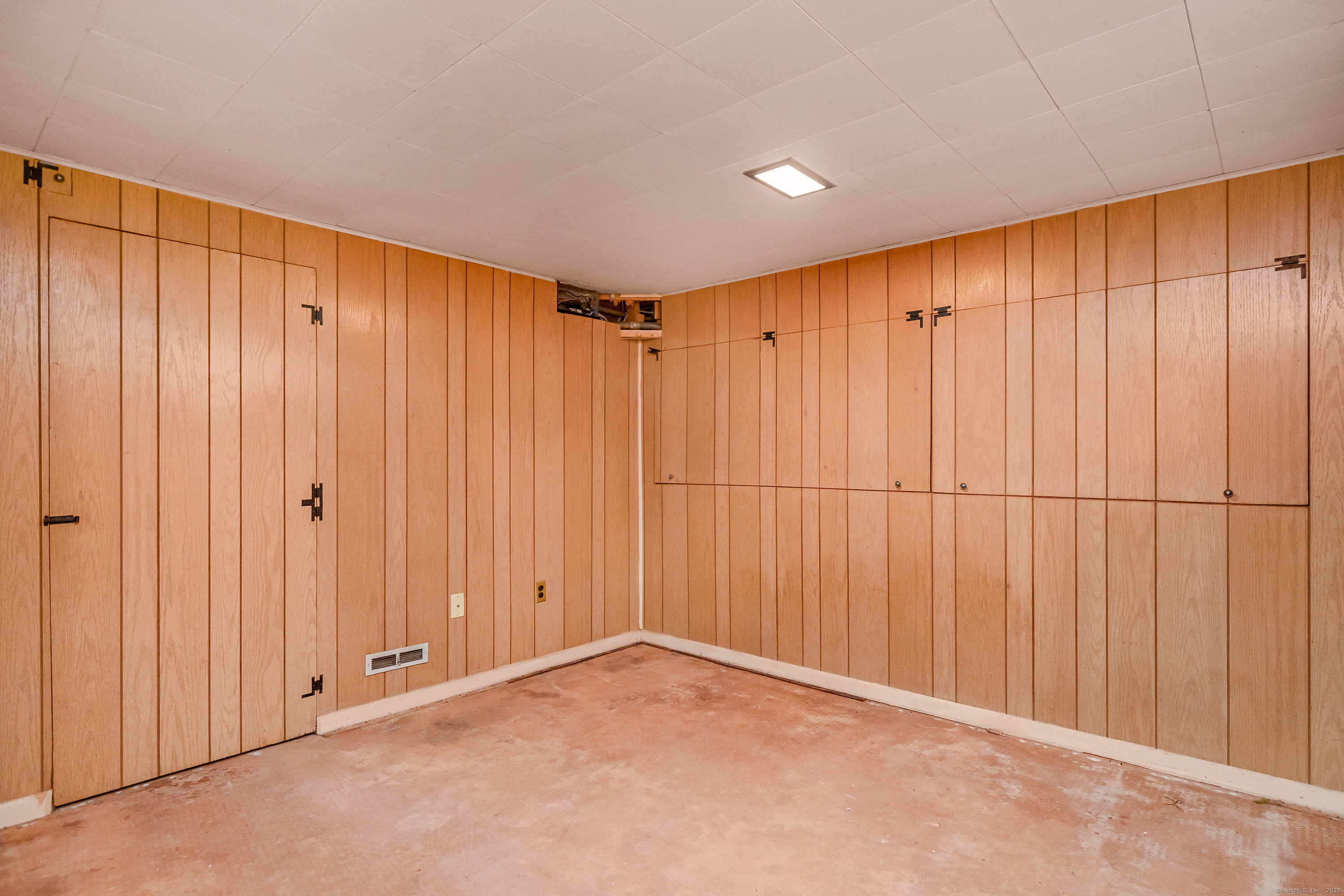 114 Sylvan Knoll Road Stamford, CT 06902 - Photo 15 of 23 an empty room with a wooden door