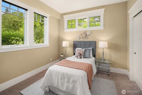 $3,800,000 | 2033 East Lake Sammamish Parkway Northeast, Sammamish, WA 98074