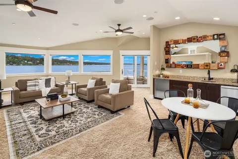 $3,800,000 | 2033 East Lake Sammamish Parkway Northeast, Sammamish, WA 98074