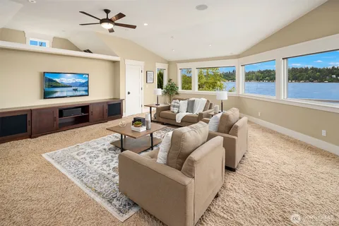 $3,800,000 | 2033 East Lake Sammamish Parkway Northeast, Sammamish, WA 98074