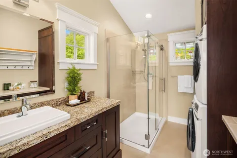 $3,800,000 | 2033 East Lake Sammamish Parkway Northeast, Sammamish, WA 98074