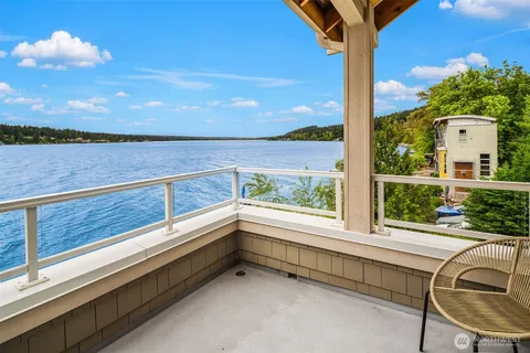 $3,800,000 | 2033 East Lake Sammamish Parkway Northeast, Sammamish, WA 98074