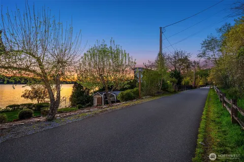 $3,800,000 | 2033 East Lake Sammamish Parkway Northeast, Sammamish, WA 98074