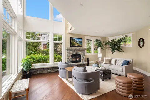 $3,800,000 | 2033 East Lake Sammamish Parkway Northeast, Sammamish, WA 98074