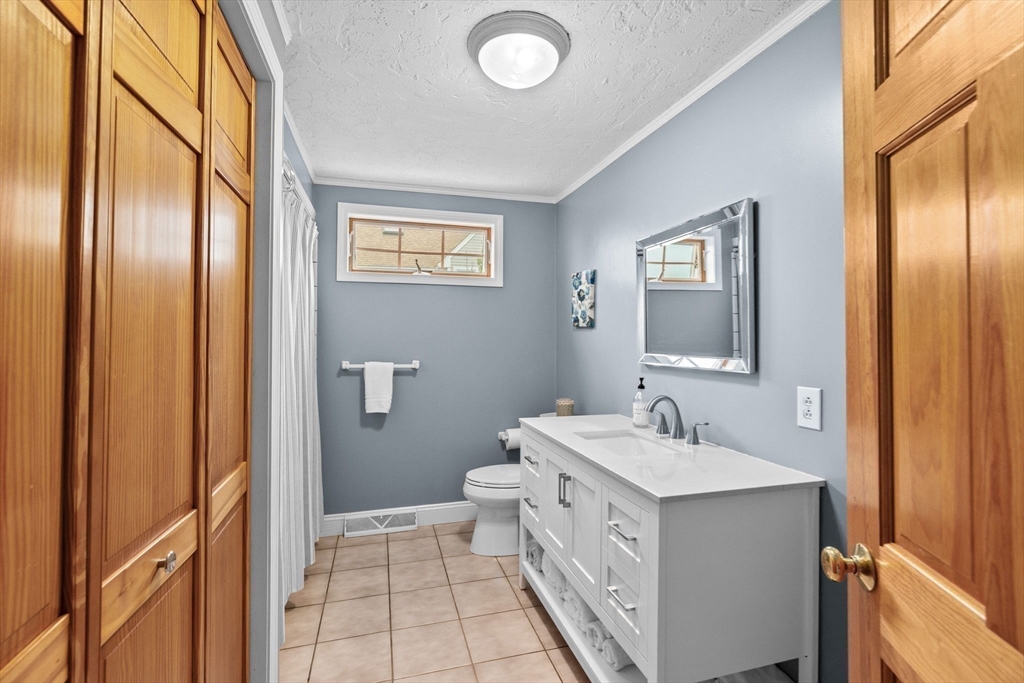 8 Cliff Estates Road, Unit 8 Scituate, MA 02066 - Photo 18 of 36 a bathroom with a sink and a mirror