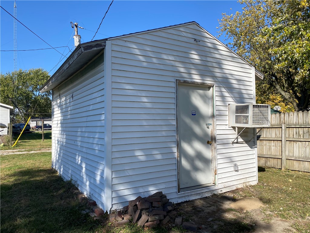 809 Southwest 3rd Street Casey, IL 62420 - Photo 4 of 13 Gallery Image 4