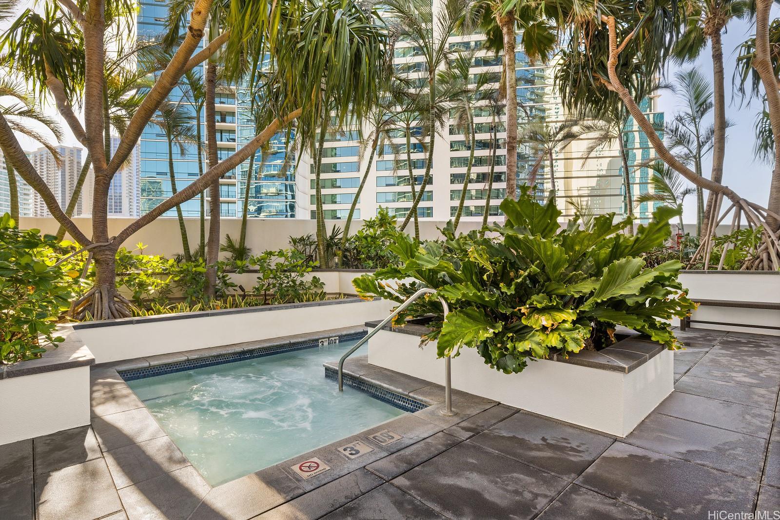 1189 Waimanu Street, Unit 4204 Honolulu, HI 96814 - Photo 17 of 25 Jacuzzi