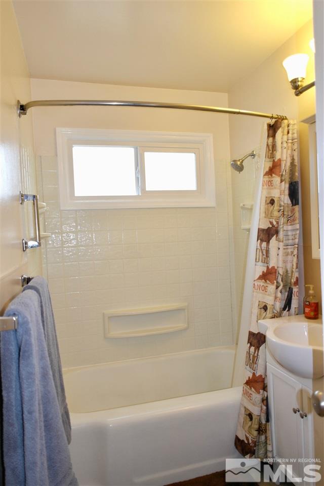 1345 Peavine Road Reno, NV 89503 - Photo 15 of 25 a bathroom with a bathtub