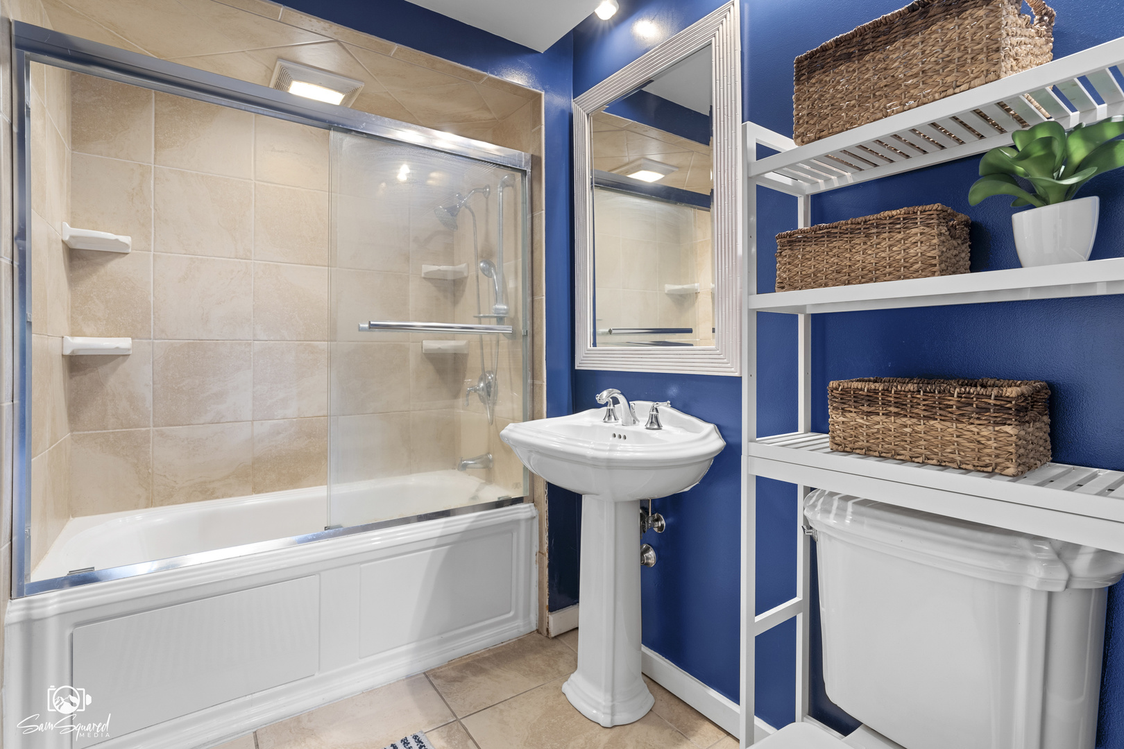 1886 Springview Drive Kankakee, IL 60901 - Photo 32 of 42 a bathroom with a sink a mirror and a bathtub