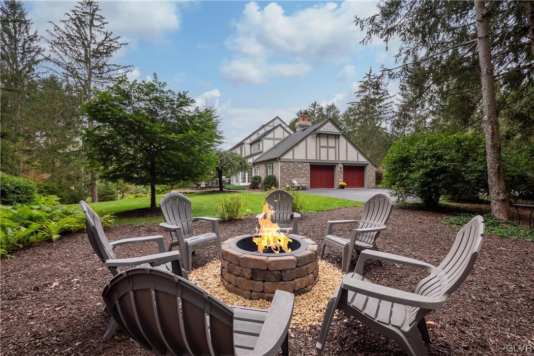 144 Devonshire Drive Stroudsburg, PA 18360 - Photo 6 of 34 a backyard of a house with table and chairs