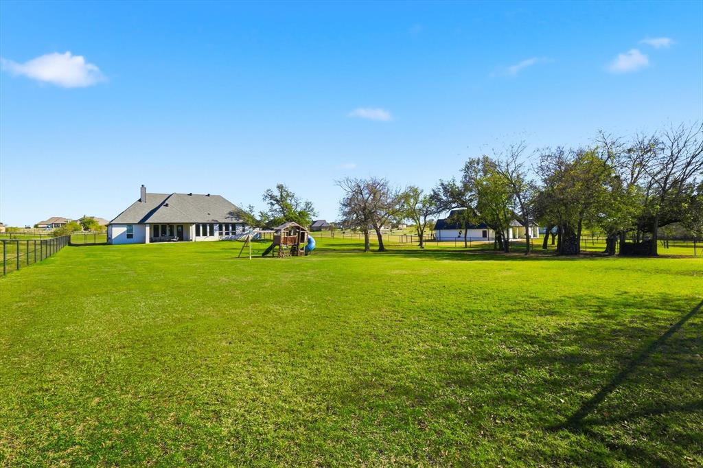 235 Columbia Court Springtown, TX 76082 - Photo 30 of 34