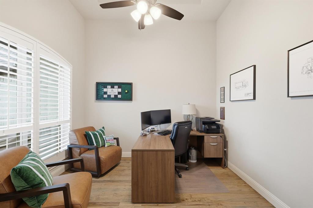 235 Columbia Court Springtown, TX 76082 - Photo 4 of 34