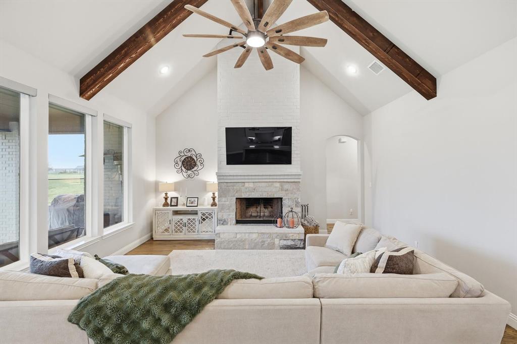 235 Columbia Court Springtown, TX 76082 - Photo 7 of 34