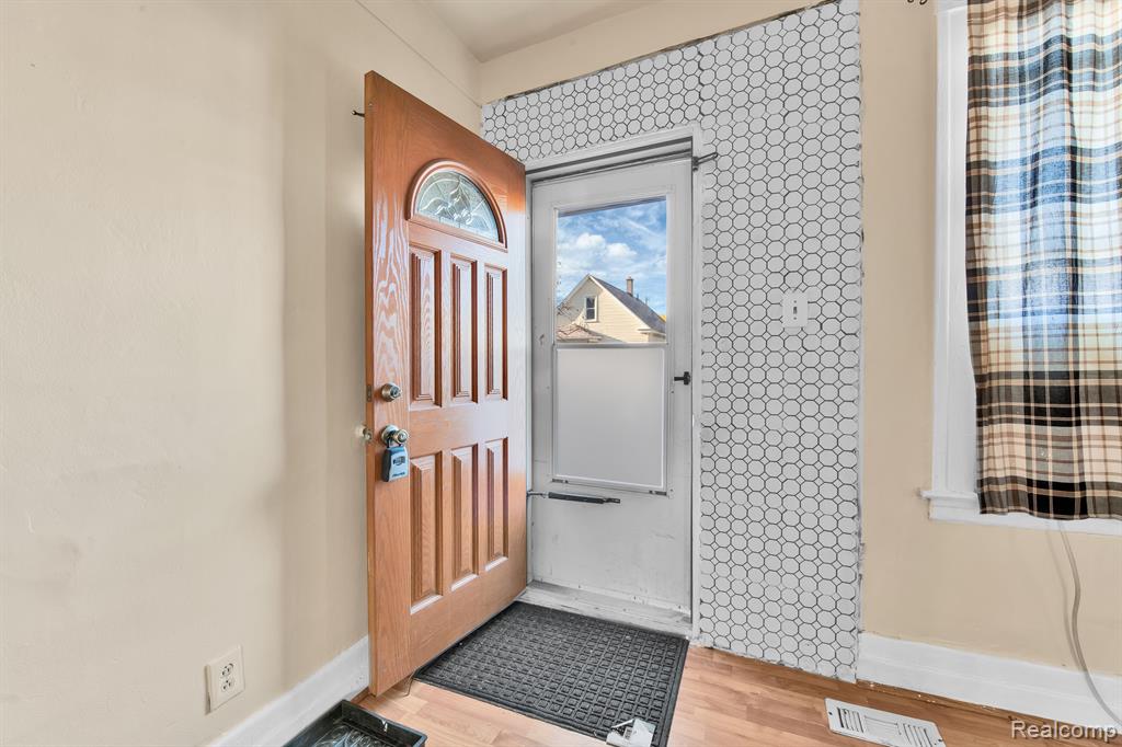3344 Edwin Street Hamtramck, MI 48212 - Photo 4 of 28