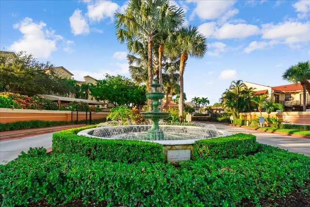 $425,000 | 41 Uno Lago Drive, Juno Beach, FL 33408