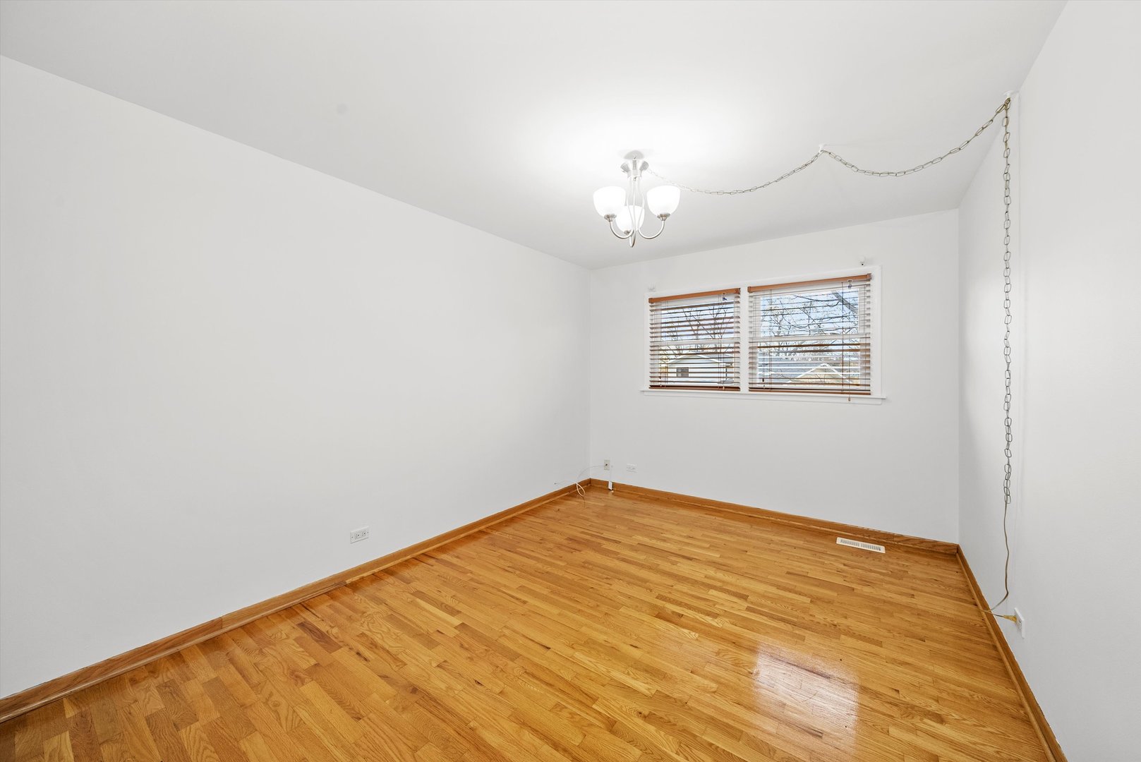 912 Sumac Lane Mount Prospect, IL 60056 - Photo 23 of 41 an empty room with windows