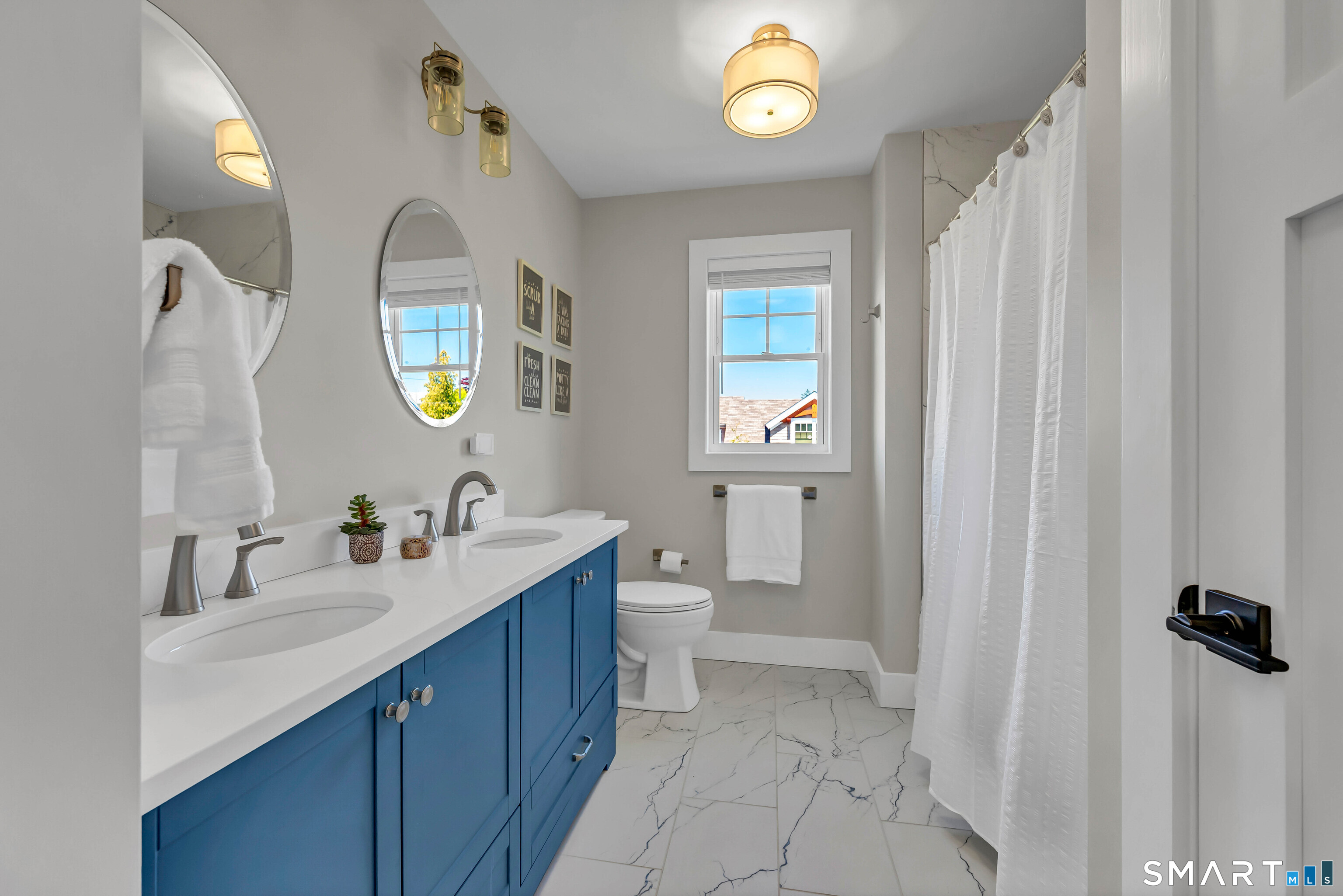 21 Lakeview Road Brookfield, CT 06804 - Photo 29 of 39 a bathroom with 2 sink and a mirror