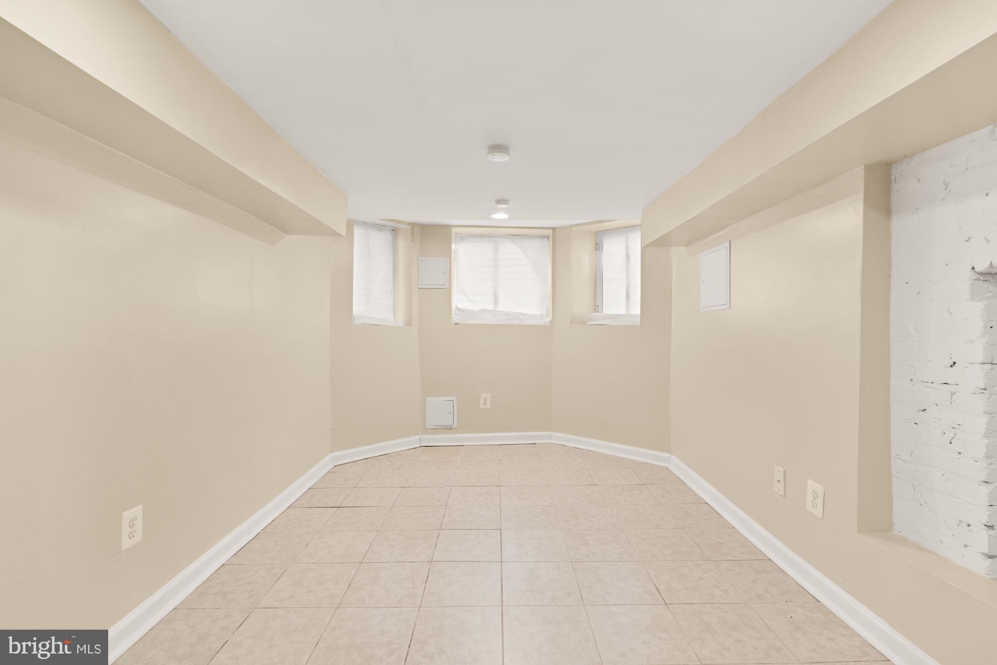 2133 Bolton Street Baltimore, MD 21217 - Photo 41 of 53 an empty room with windows and closet