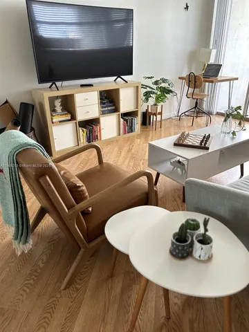 $3,100 | 5880 Collins Avenue, Unit 1007, Miami Beach, FL 33140