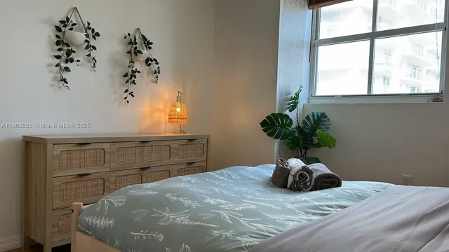 $3,100 | 5880 Collins Avenue, Unit 1007, Miami Beach, FL 33140