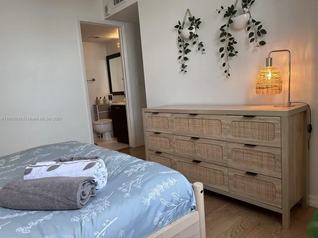 $3,100 | 5880 Collins Avenue, Unit 1007, Miami Beach, FL 33140