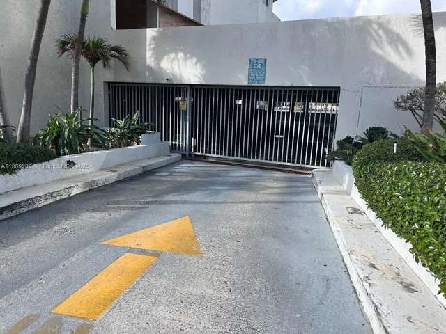 $3,100 | 5880 Collins Avenue, Unit 1007, Miami Beach, FL 33140