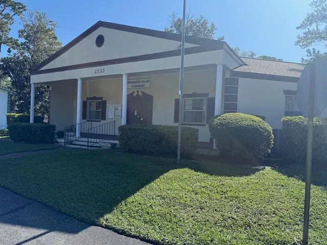a view of yard with tree
