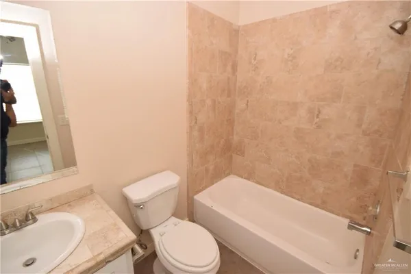 an empty room with closet and a ceiling fan