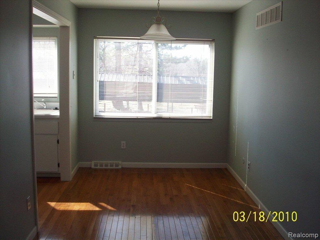 490 Miller Avenue, Unit LOW Rochester, MI 48307 - Photo 2 of 6 100_1500