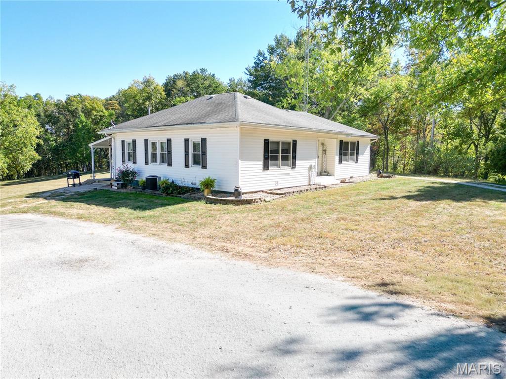 400 Washboard Trail Hillsboro, IL 62049 - Photo 5 of 55