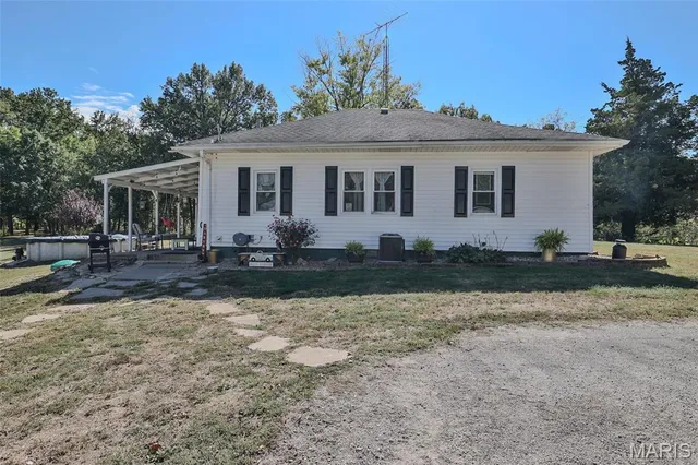 $324,900 | 400 Washboard Trail, Hillsboro, IL 62049