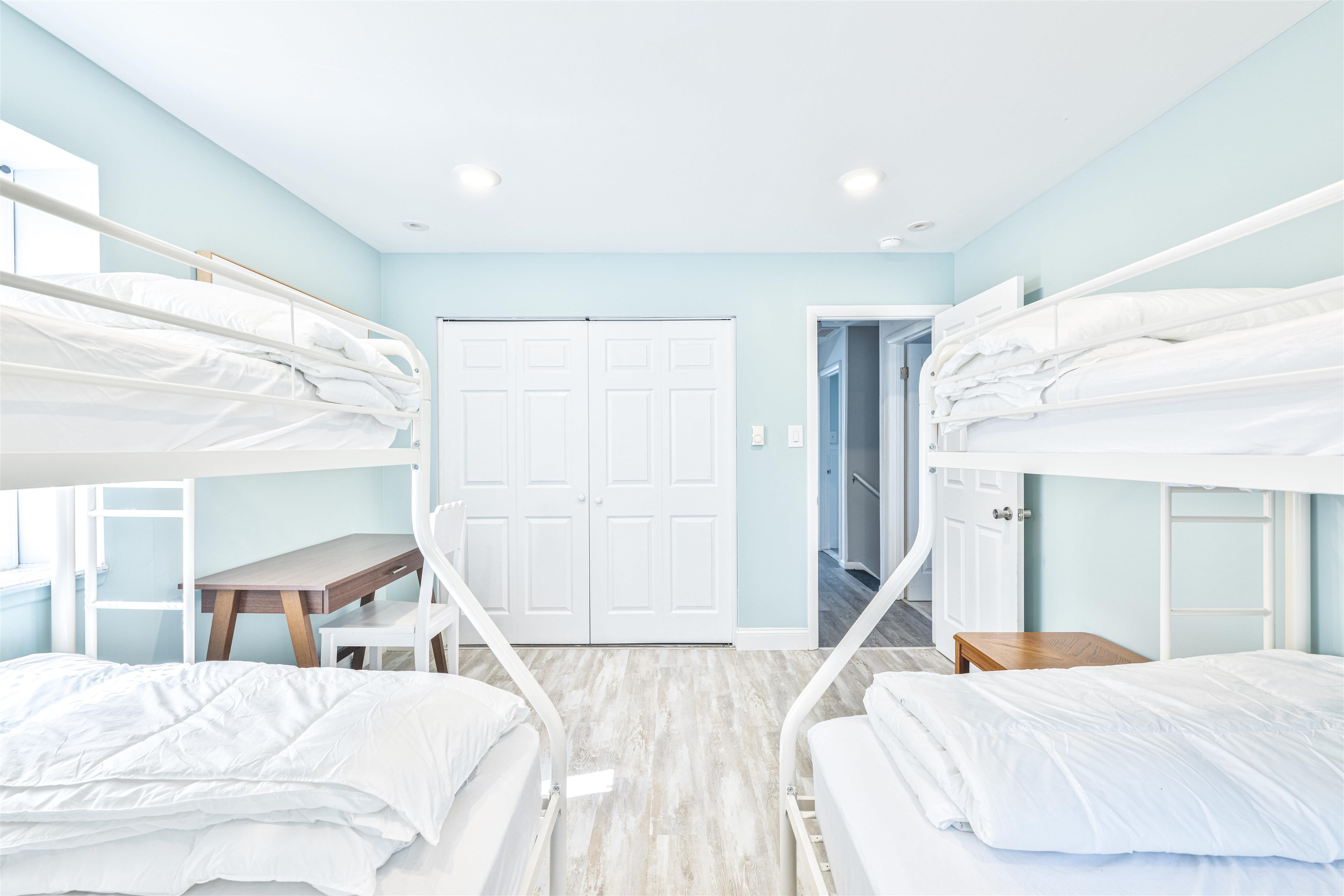 18 Pinewood Road Cape May, NJ 08204 - Photo 25 of 50 a bedroom with a large bed and a large mirror