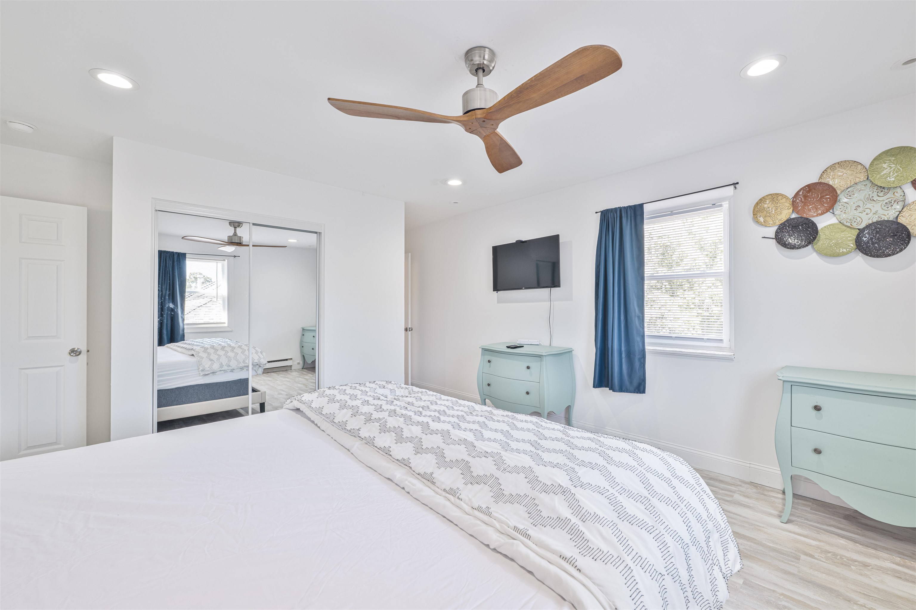 18 Pinewood Road Cape May, NJ 08204 - Photo 27 of 50 a bedroom with a large bed and a window