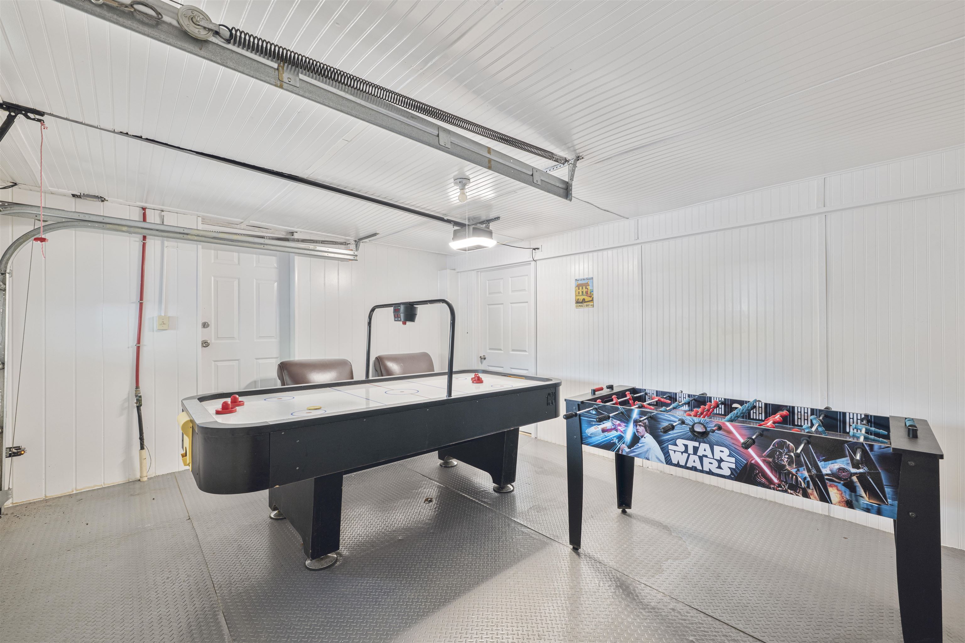 18 Pinewood Road Cape May, NJ 08204 - Photo 38 of 50 a room with table and window