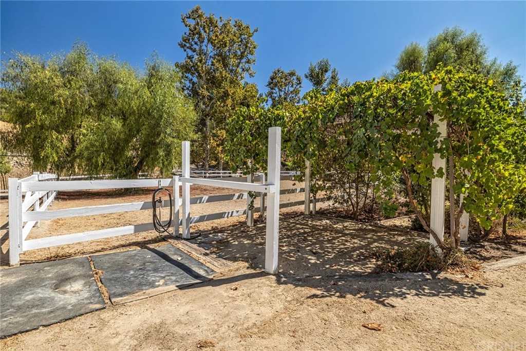 5537 Round Meadow Road Hidden Hills, CA 91302 - Photo 39 of 43