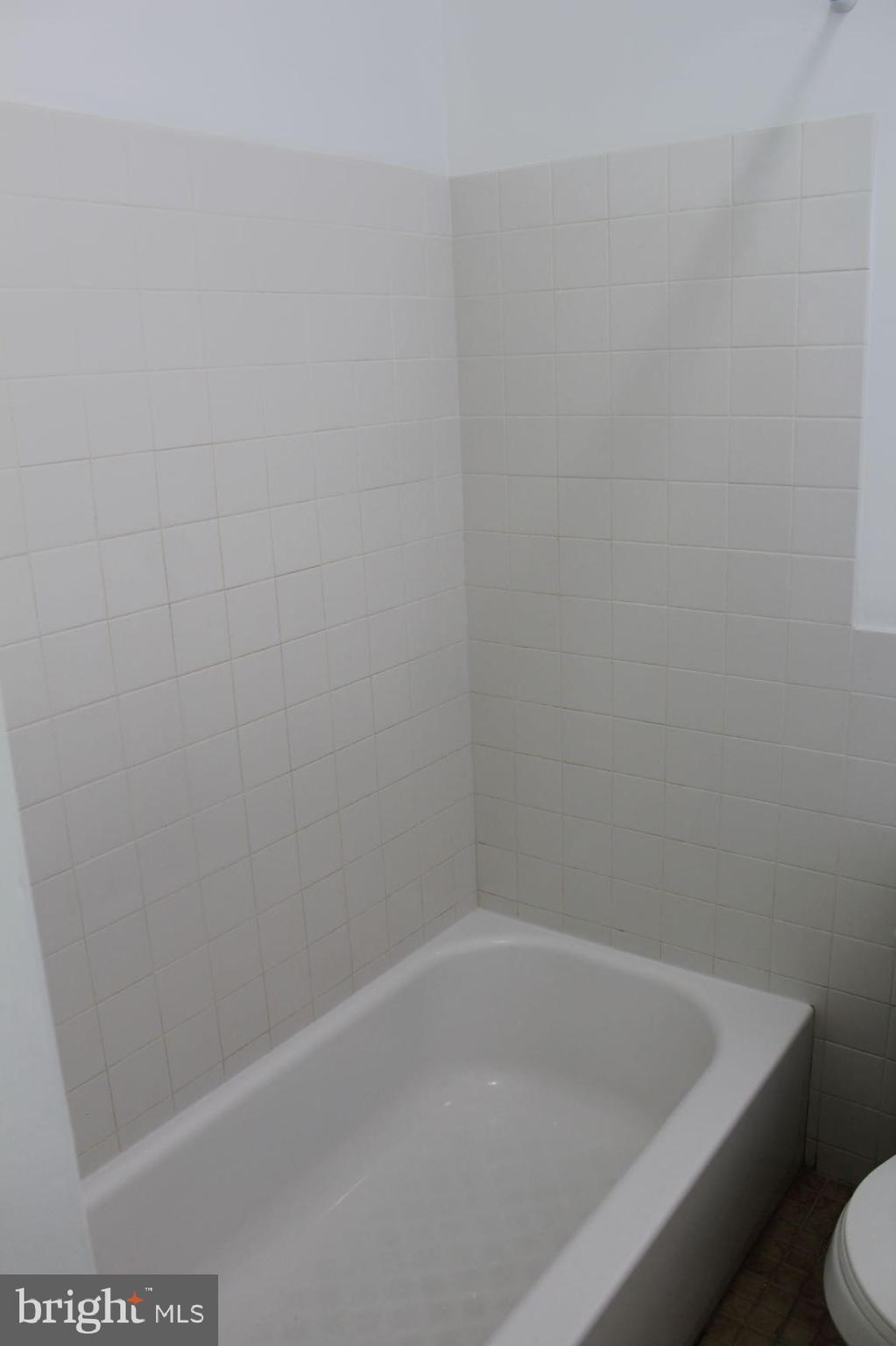 2729 # 1a Township Line Road Eagleville, PA 19403 - Photo 13 of 15 Tile tub surround