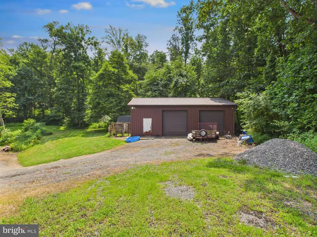 a view of a house with backyard and garden