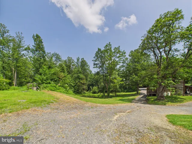 a view of a yard with a house