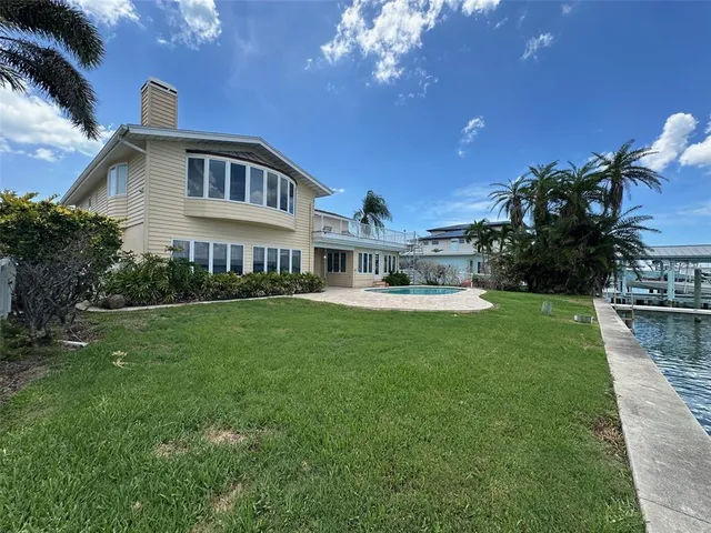 a view of a backyard