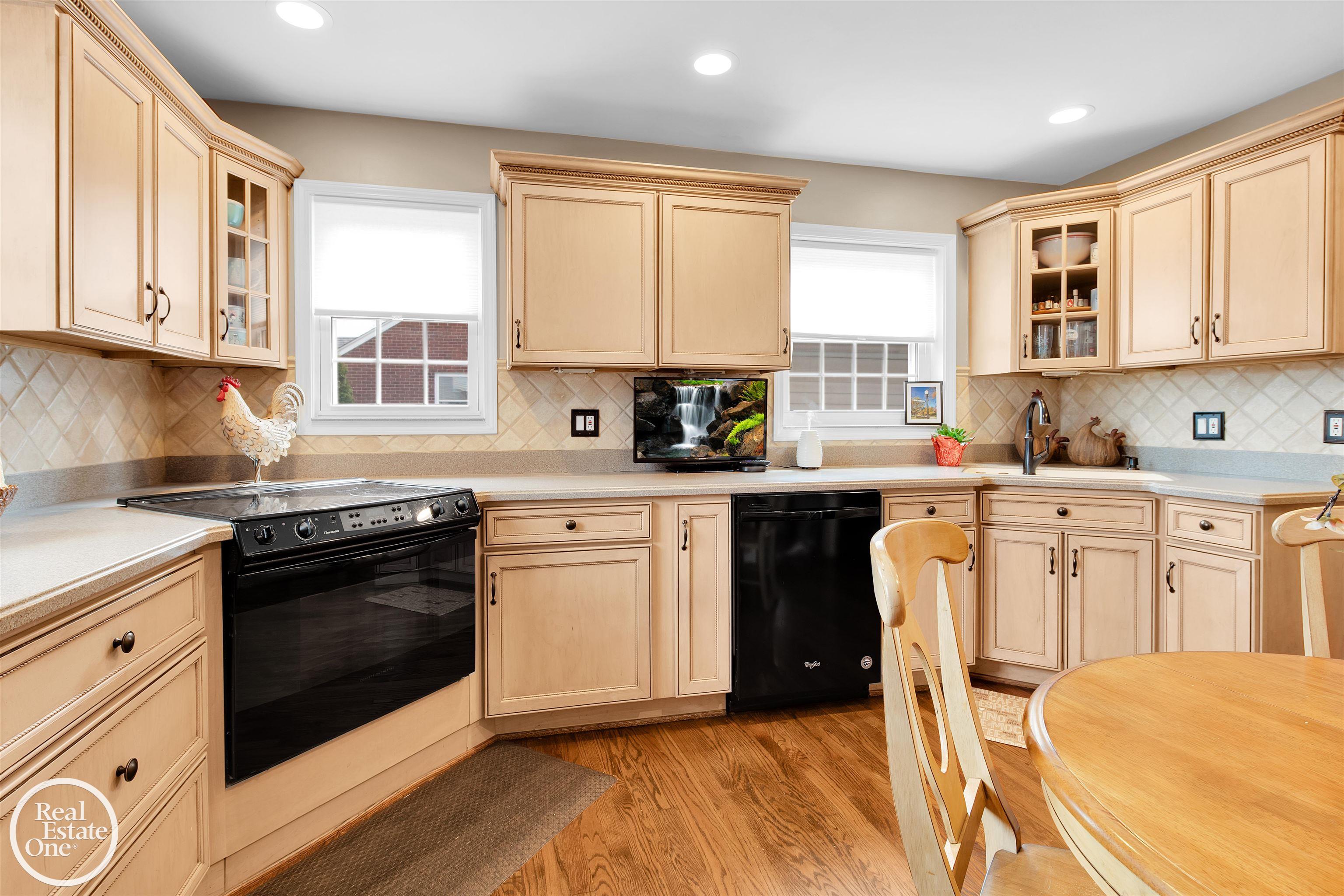 692 Hawthorne Road Grosse Pointe Woods, MI 48236 - Photo 13 of 33