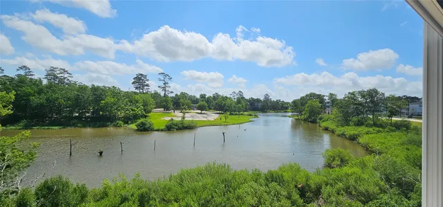 $386,960 | 3801 Peacock Isle Drive, Dickinson, TX 77539