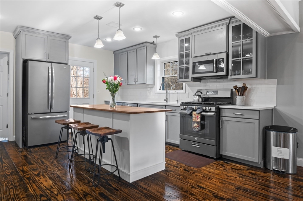 9 Mapleton Road Merrimac, MA 01860 - Photo 4 of 33 Gallery Image 4