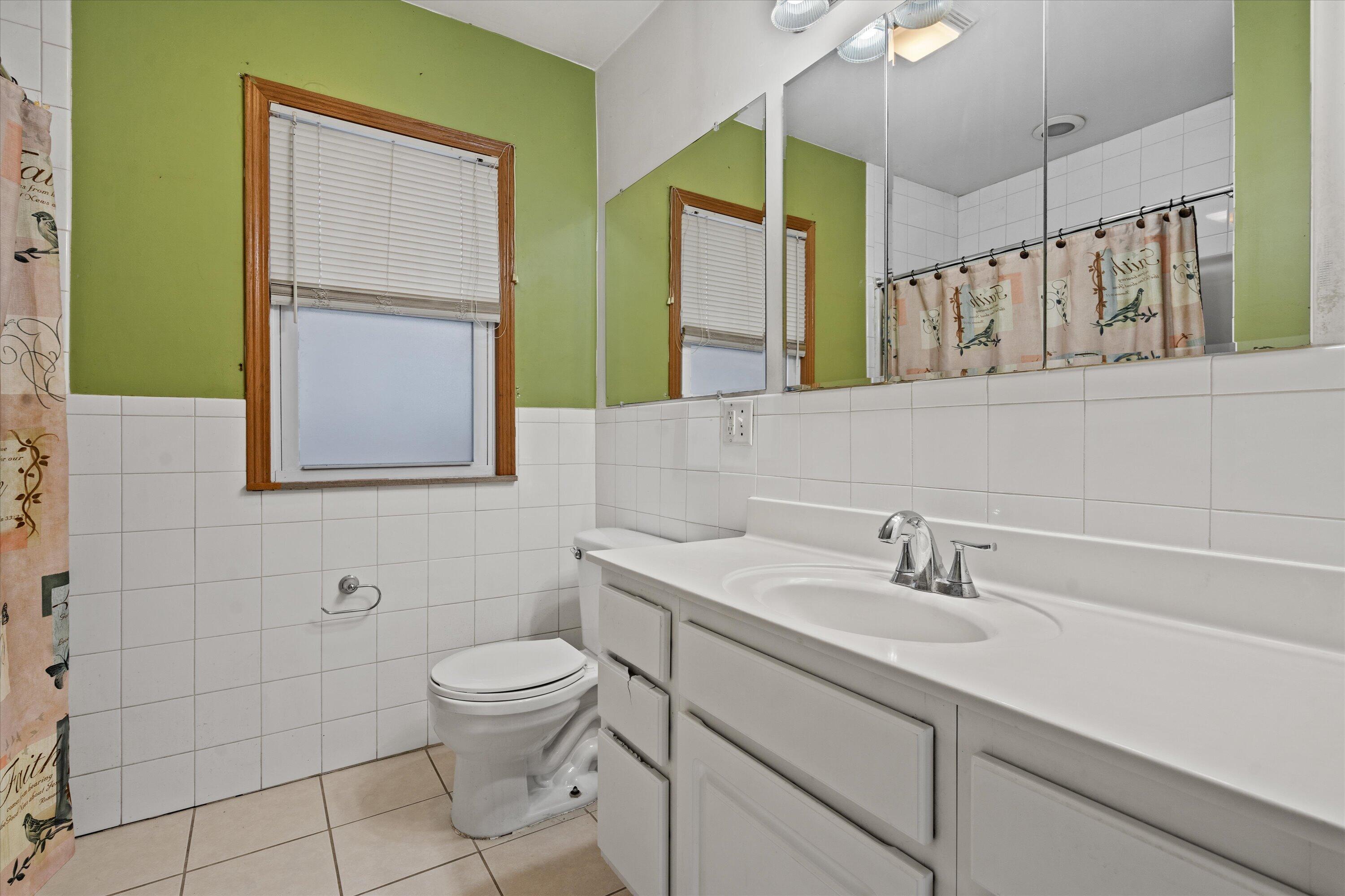 3955 North 46th Street Milwaukee, WI 53216 - Photo 16 of 25 Full Bathroom