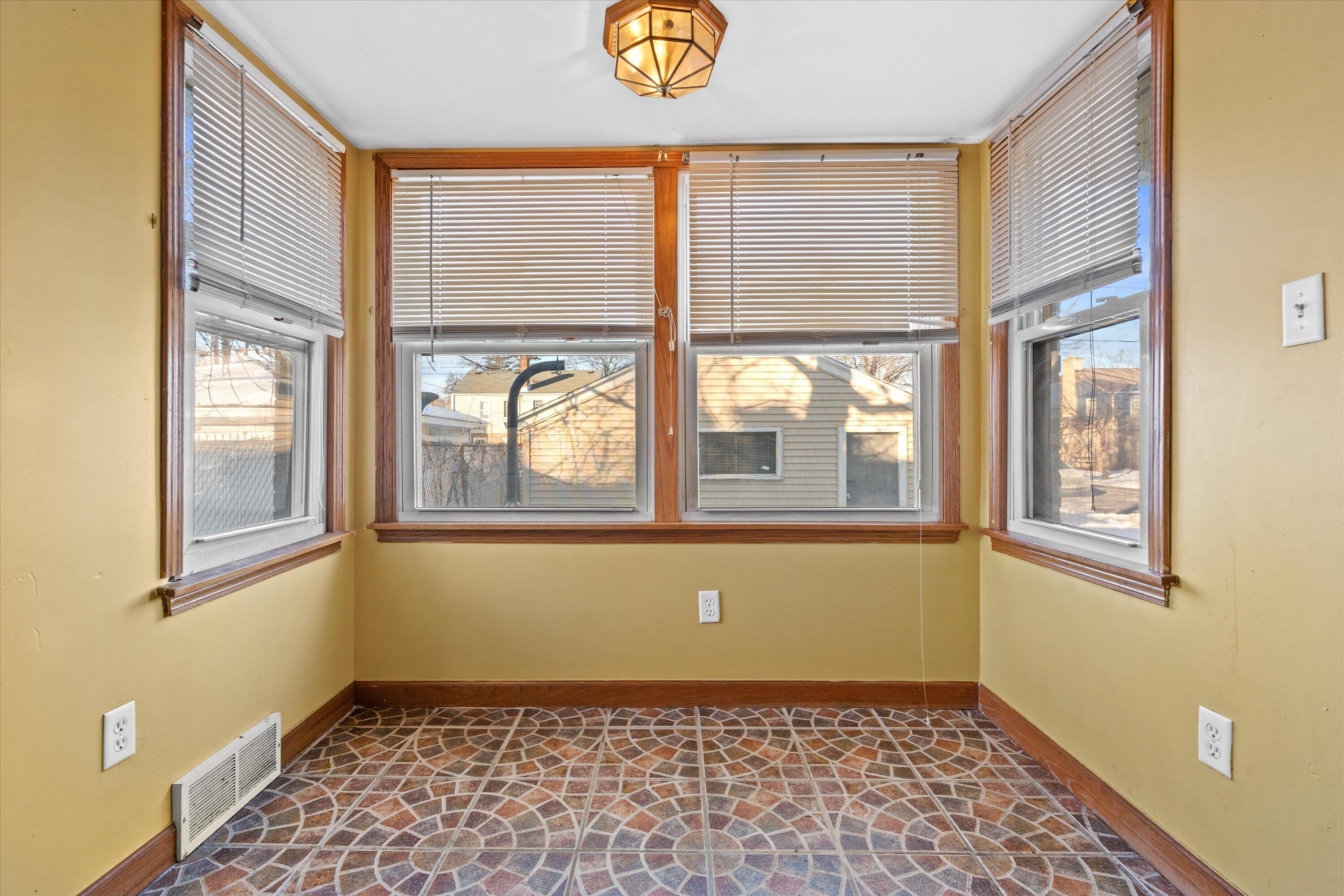 3955 North 46th Street Milwaukee, WI 53216 - Photo 7 of 25 Eat-in kitchen area